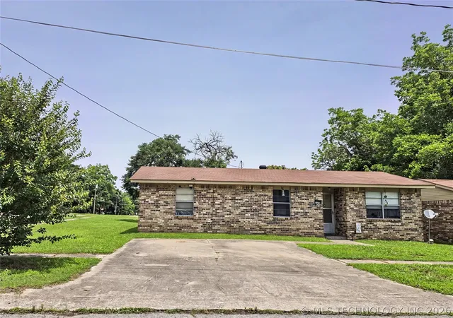 Photo 3 of Sale Pending at 220 W Ross St, Tahlequah, OK 74464 | MLS# 2620172 | Listing updated on 2026-09-09