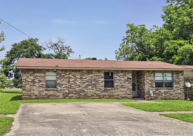 Photo 3 of Sale Pending at 220 W Ross St, Tahlequah, OK 74464 | MLS# 2620172 | Listing updated on 2026-09-09