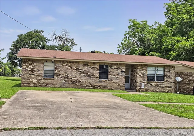 Photo 4 of Sale Pending at 220 W Ross St, Tahlequah, OK 74464 | MLS# 2620172 | Listing updated on 2026-09-09