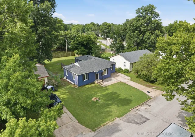 Photo 3 of Single family home for sale at 213 E 12th Place, Claremore, OK 74017 | MLS# 2617652 | Listing updated on 2026-08-31