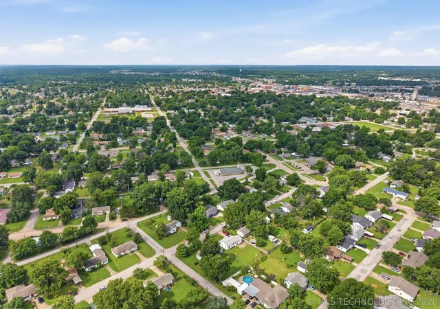 Photo 4 of Single family home for sale at 213 E 12th Place, Claremore, OK 74017 | MLS# 2617652 | Listing updated on 2026-08-31