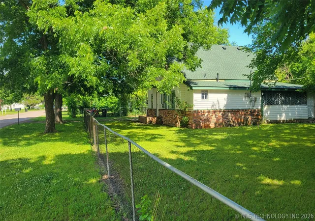 Photo 3 of Sale Pending at 1001 West 14th, Ada, OK 74820 | MLS# 2620883 | Listing updated on 2026-09-11