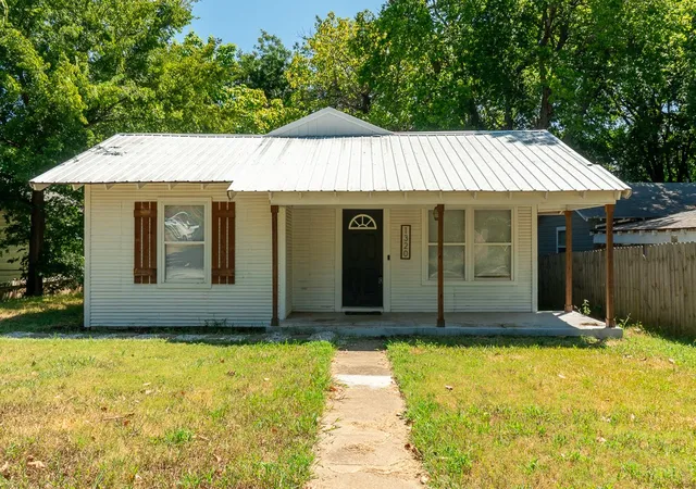 Photo 1 of Single family home for sale at 1320 N 4th Avenue, Durant, OK 74701 | MLS# 2621564 | Listing updated on 2026-10-07