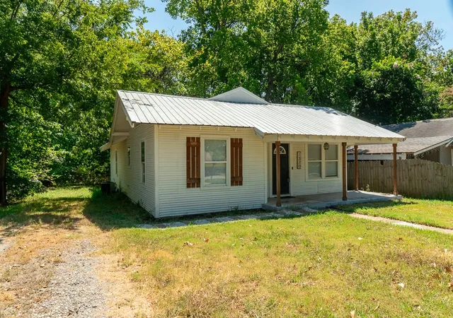 Photo 2 of Single family home for sale at 1320 N 4th Avenue, Durant, OK 74701 | MLS# 2621564 | Listing updated on 2026-10-07