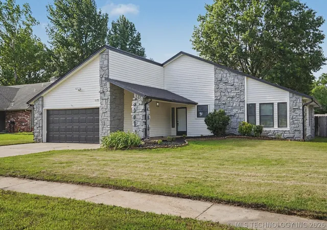 Photo 3 of Sale Pending at 2641 W Boston St, Broken Arrow, OK 74012 | MLS# 2620901 | Listing updated on 2026-09-14