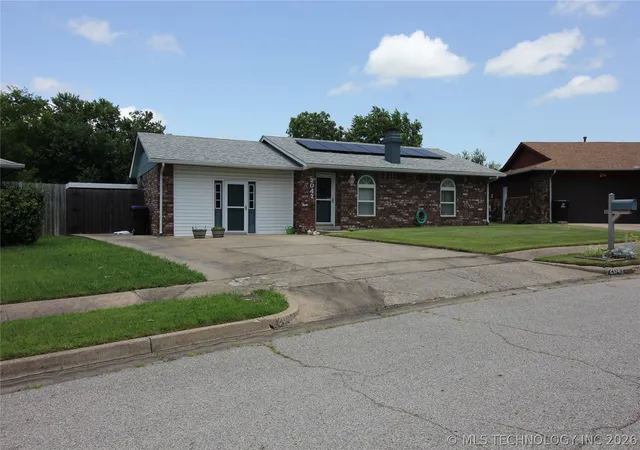 Photo 1 of Sale Pending at 2042 W Toledo St, Broken Arrow, OK 74012 | MLS# 2621204 | Listing updated on 2026-09-02
