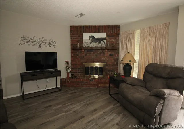 Photo 2 of Sale Pending at 2042 W Toledo St, Broken Arrow, OK 74012 | MLS# 2621204 | Listing updated on 2026-09-02