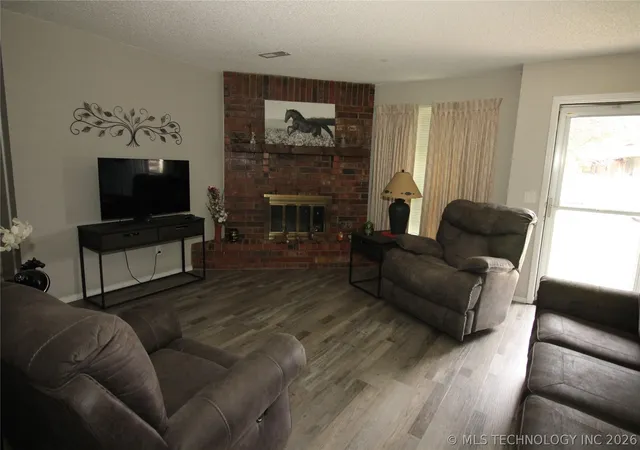 Photo 3 of Sale Pending at 2042 W Toledo St, Broken Arrow, OK 74012 | MLS# 2621204 | Listing updated on 2026-09-02