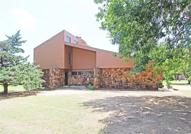 Photo 2 of Sale Pending at 819 W Seminole Ave, Nowata, OK 74048 | MLS# 2621138 | Listing updated on 2026-09-04