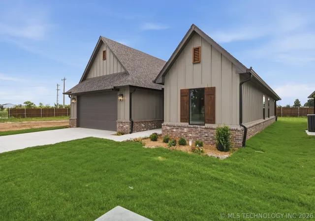 Photo 2 of Single family home for sale at 1005 S Chickasaw St, Skiatook, OK 74070 | MLS# 2621843 | Listing updated on 2026-09-14