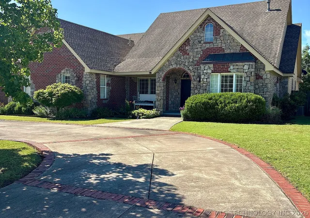 Photo 2 of Sale Pending at 1025 E 13th Street, Cushing, OK 74023 | MLS# 2621487 | Listing updated on 2026-09-03