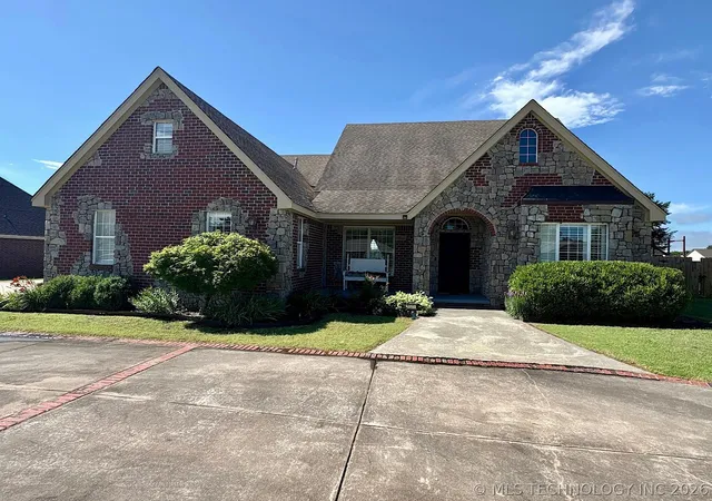 Photo 3 of Sale Pending at 1025 E 13th Street, Cushing, OK 74023 | MLS# 2621487 | Listing updated on 2026-09-03