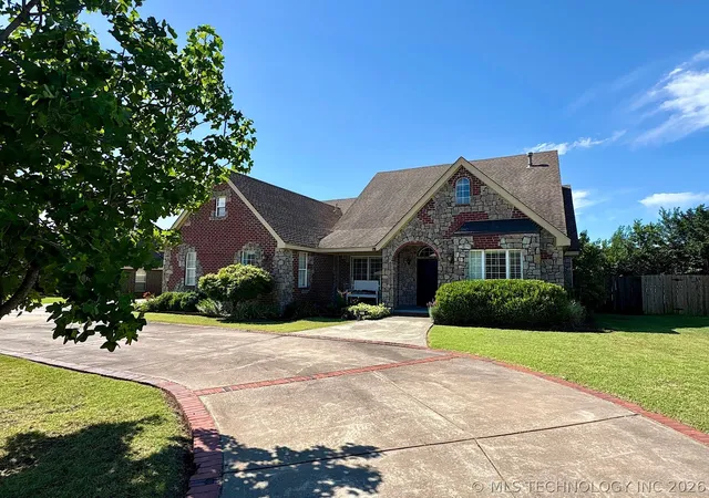Photo 3 of Sale Pending at 1025 E 13th Street, Cushing, OK 74023 | MLS# 2621487 | Listing updated on 2026-09-03