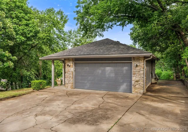 Photo 3 of Single family home for sale at 1329 Oakdale Dr, Bartlesville, OK 74006 | MLS# 2619221 | Listing updated on 2026-09-21