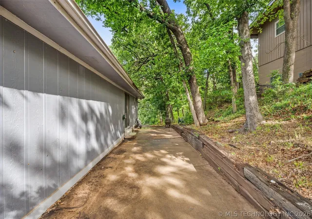 Photo 4 of Single family home for sale at 1329 Oakdale Dr, Bartlesville, OK 74006 | MLS# 2619221 | Listing updated on 2026-09-21
