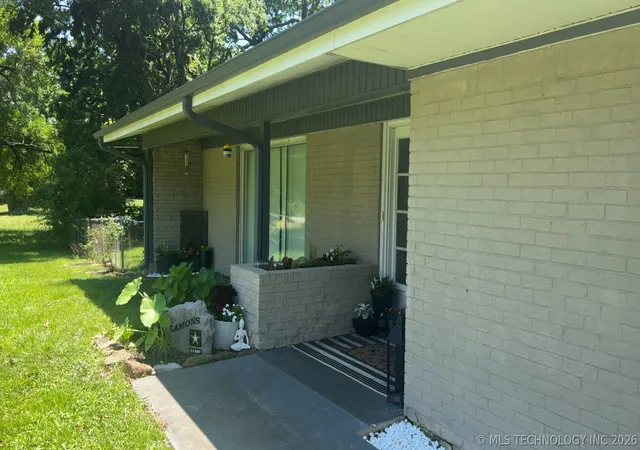 Photo 2 of Single family home for sale at 1014 Se 3rd Street, Wagoner, OK 74467 | MLS# 2622099 | Listing updated on 2026-10-05