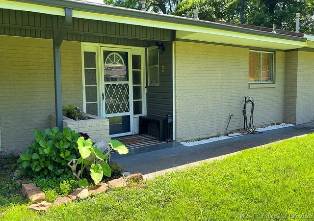 Photo 3 of Single family home for sale at 1014 Se 3rd Street, Wagoner, OK 74467 | MLS# 2622099 | Listing updated on 2026-10-05