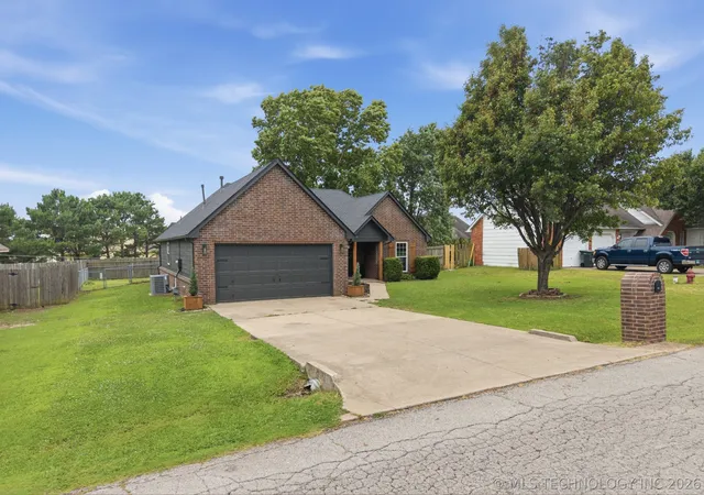 Photo 2 of Sale Pending at 1004 W Beech St, Skiatook, OK 74070 | MLS# 2622180 | Listing updated on 2026-09-10