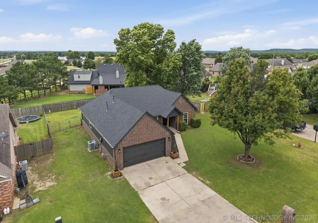 Photo 3 of Sale Pending at 1004 W Beech St, Skiatook, OK 74070 | MLS# 2622180 | Listing updated on 2026-09-10