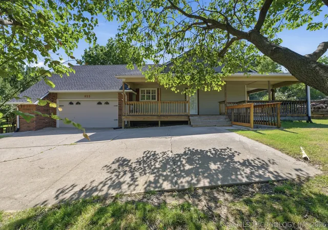 Photo 3 of Single family home for sale at 925 N Woodview Dr, Skiatook, OK 74070 | MLS# 2621763 | Listing updated on 2026-09-11