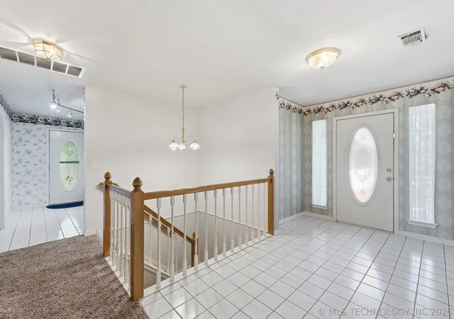 Photo 4 of Single family home for sale at 925 N Woodview Dr, Skiatook, OK 74070 | MLS# 2621763 | Listing updated on 2026-10-03