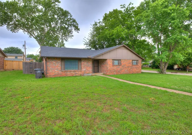 Photo 2 of Single family home for sale at 1201 Guinn Ln, Bartlesville, OK 74006 | MLS# 2622640 | Listing updated on 2026-09-13