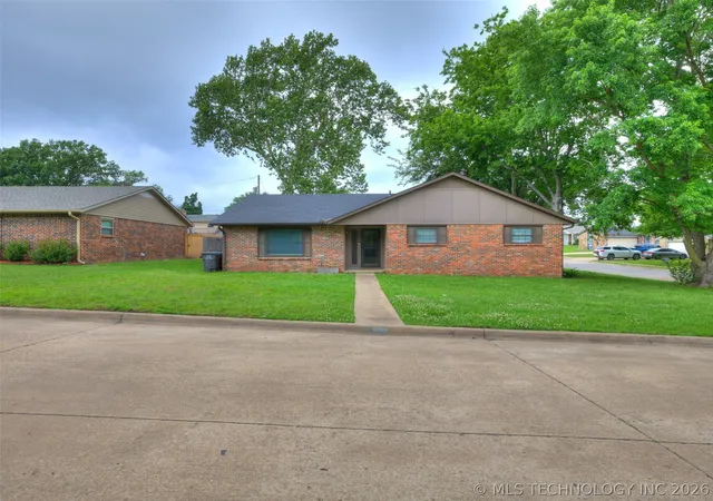 Photo 3 of Single family home for sale at 1201 Guinn Ln, Bartlesville, OK 74006 | MLS# 2622640 | Listing updated on 2026-09-17