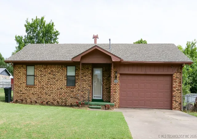 Photo 1 of Single family home for sale at 305 E Barclay St, Henryetta, OK 74437 | MLS# 2622532 | Listing updated on 2026-09-02