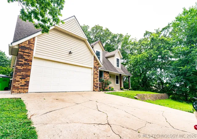 Photo 3 of Single family home for sale at 516 W 11th Avenue, Bristow, OK 74010 | MLS# 2623176 | Listing updated on 2026-09-14