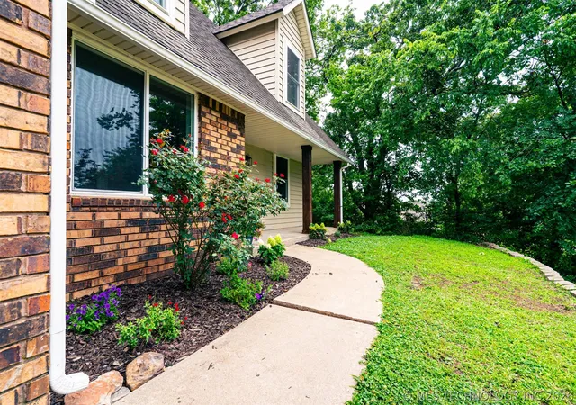 Photo 3 of Single family home for sale at 516 W 11th Avenue, Bristow, OK 74010 | MLS# 2623176 | Listing updated on 2026-09-14
