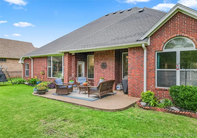 Photo 2 of Single family home for sale at 828 Sunset Ct, Ardmore, OK 73401 | MLS# 2623192 | Listing updated on 2026-09-25