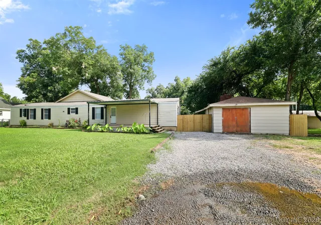 Photo 3 of Manufactured home for sale at 215 E Florida, Durant, OK 74701 | MLS# 2623201 | Listing updated on 2026-09-08