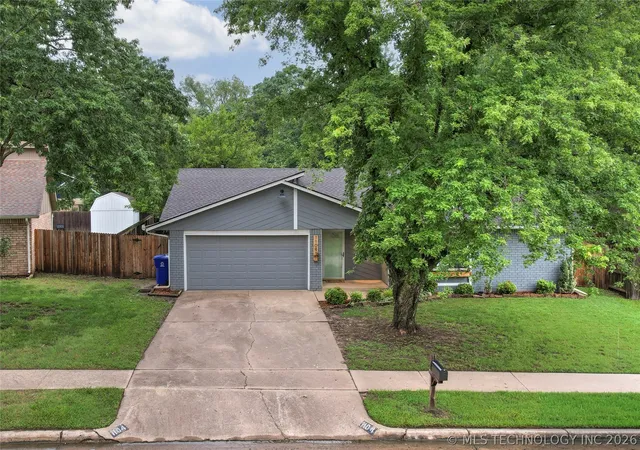 Photo 2 of Sale Pending at 1104 W Waco St, Broken Arrow, OK 74011 | MLS# 2623348 | Listing updated on 2026-09-22