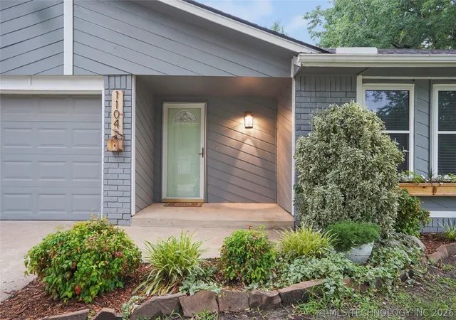 Photo 3 of Sale Pending at 1104 W Waco St, Broken Arrow, OK 74011 | MLS# 2623348 | Listing updated on 2026-09-22