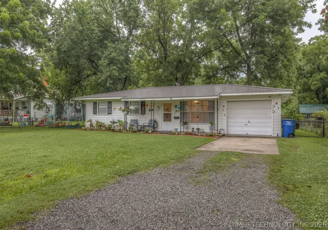 Photo 2 of Single family home for sale at 1006 Se 12th Street, Wagoner, OK 74467 | MLS# 2623240 | Listing updated on 2026-09-11