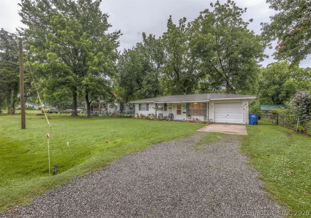 Photo 3 of Single family home for sale at 1006 SE 12th Street, Wagoner, OK 74467 | MLS# 2623240 | Listing updated on 2026-09-11