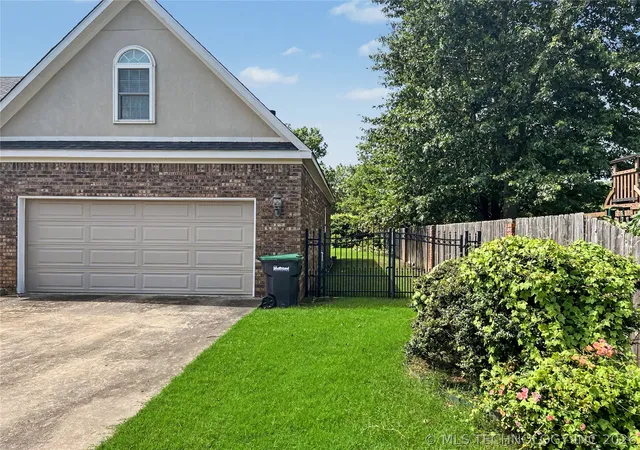 Photo 3 of Single family home for sale at 1550 Redwood Pl, Tahlequah, OK 74464 | MLS# 2623743 | Listing updated on 2026-09-14