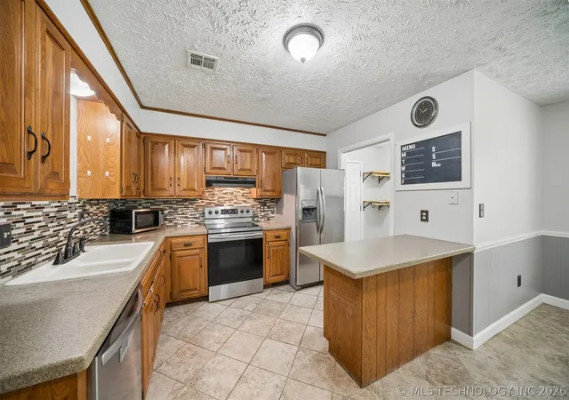 Photo 3 of Sale Pending at 1504 Heather Ct, Pryor, OK 74361 | MLS# 2623774 | Listing updated on 2026-08-31