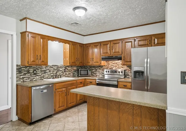 Photo 3 of Sale Pending at 1504 Heather Ct, Pryor, OK 74361 | MLS# 2623774 | Listing updated on 2026-08-31