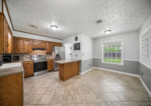 Photo 4 of Sale Pending at 1504 Heather Ct, Pryor, OK 74361 | MLS# 2623774 | Listing updated on 2026-08-31
