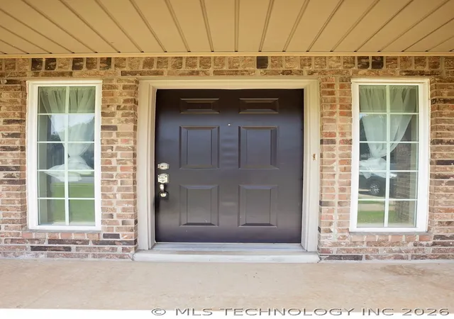 Photo 3 of Single family home for sale at 904 N Hemlock Ave, Broken Arrow, OK 74012 | MLS# 2623751 | Listing updated on 2026-10-07