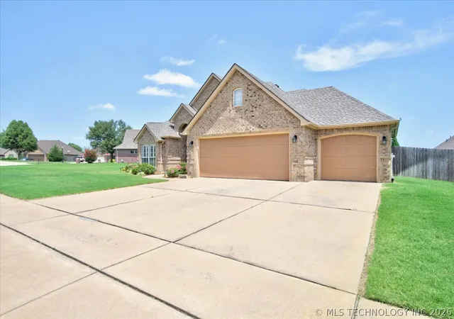 Photo 3 of Single family home for sale at 124 Prairie Ridge Ct, Bartlesville, OK 74006 | MLS# 2624005 | Listing updated on 2026-09-10