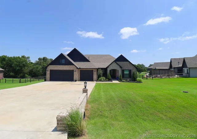 Photo 1 of Sale Pending at 8716 E Detroit St, Broken Arrow, OK 74014 | MLS# 2621533 | Listing updated on 2026-09-04