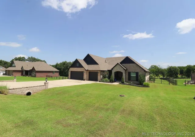 Photo 2 of Sale Pending at 8716 E Detroit St, Broken Arrow, OK 74014 | MLS# 2621533 | Listing updated on 2026-09-04