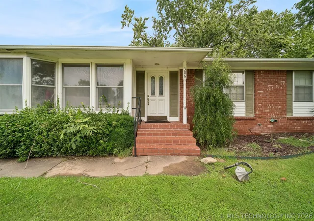 Photo 2 of Sale Pending at 306 E 16th Street, Claremore, OK 74017 | MLS# 2623224 | Listing updated on 2026-09-11