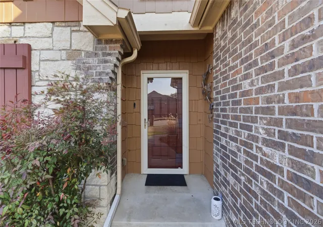 Photo 3 of Sale Pending at 1124 W Fargo Dr, Broken Arrow, OK 74012 | MLS# 2624085 | Listing updated on 2026-10-06