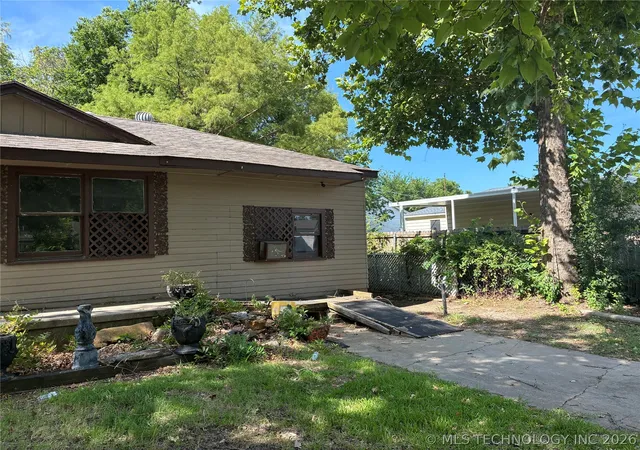 Photo 3 of Sale Pending at 422 Ash St, Ardmore, OK 73401 | MLS# 2624302 | Listing updated on 2026-09-10