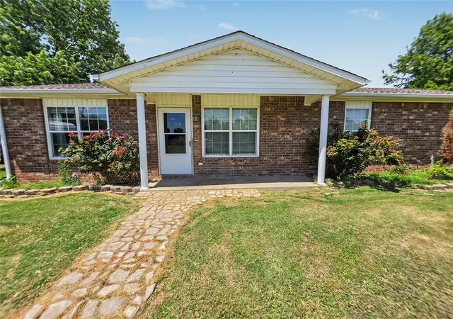 Photo 4 of Single family home for sale at 3034 E Davis Fld Rd, Muskogee, OK 74403 | MLS# 2624334 | Listing updated on 2026-08-31