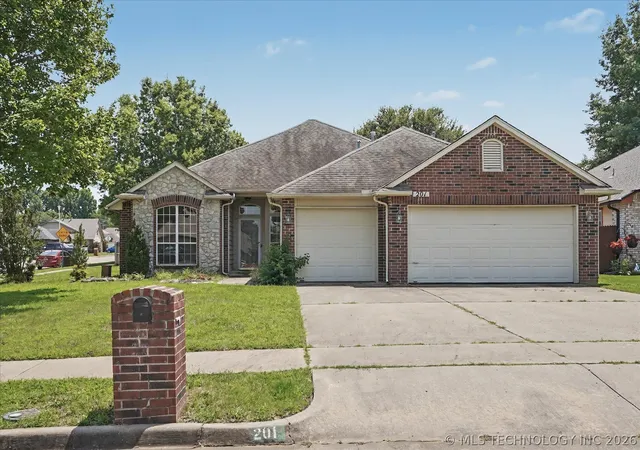 Photo 1 of Sale Pending at 201 W Charleston Pl, Broken Arrow, OK 74011 | MLS# 2624410 | Listing updated on 2026-09-23