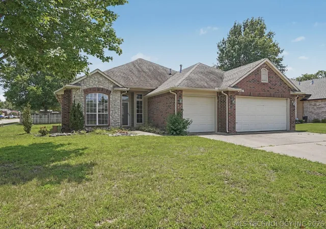 Photo 2 of Sale Pending at 201 W Charleston Pl, Broken Arrow, OK 74011 | MLS# 2624410 | Listing updated on 2026-09-23